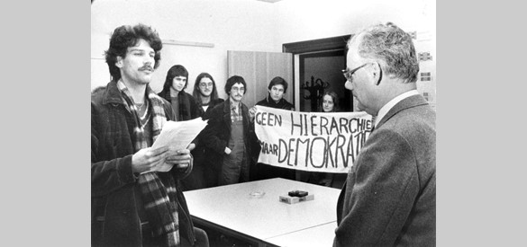 De roep om verdere democratisering doet zich op verschillende terreinen horen, zoals hier binnen de Nijmeegse universiteit in 1980 (Bron: Regionaal Archief Nijmegen, foto: Jan van Teeffelen)