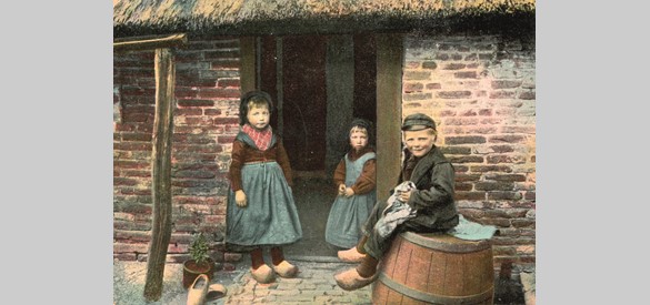 Kinderen in streekdracht voor de deur van een boerderij op de Veluwe, circa 1900 (Bron: CODA Archief, Apeldoorn)