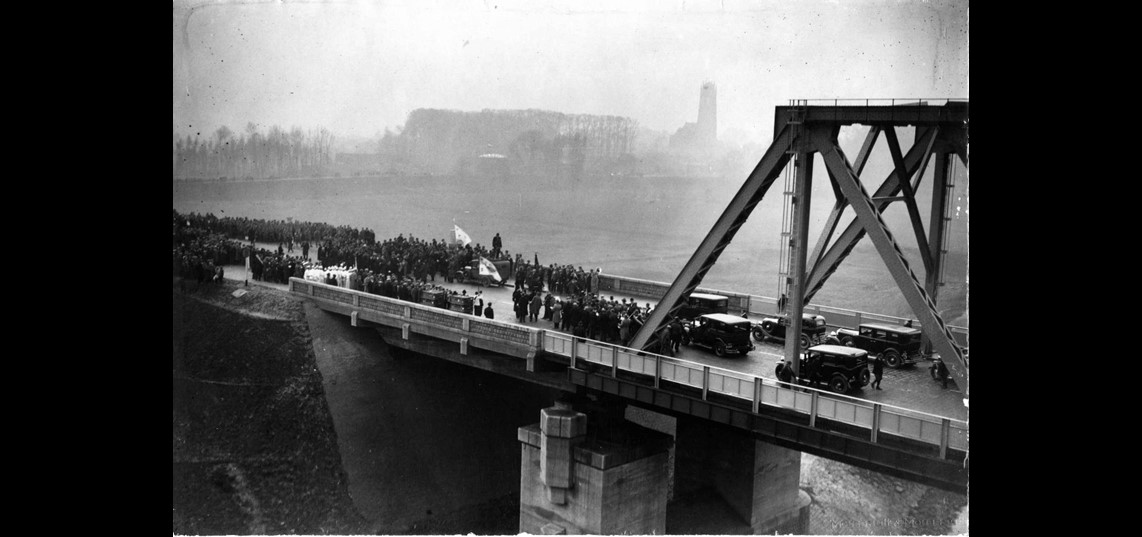 Opening van de verkeersbrug over de Waal bij Zaltbommel (Bron: Stadskasteel Zaltbommel)
