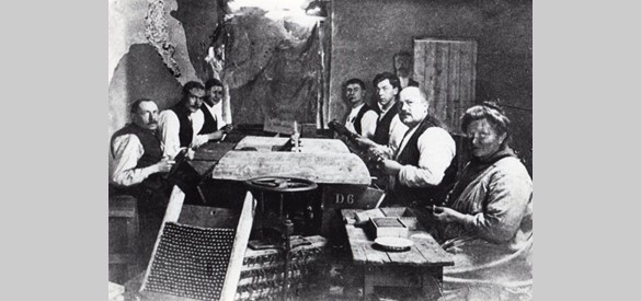 Arbeiders van de sigarenfabriek van Van Gasteren aan de Zandstraat. De foto is gemaakt in het begin van de twintigste eeuw.