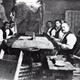 Arbeiders van de sigarenfabriek van Van Gasteren aan de Zandstraat. De foto is gemaakt in het begin van de twintigste eeuw.