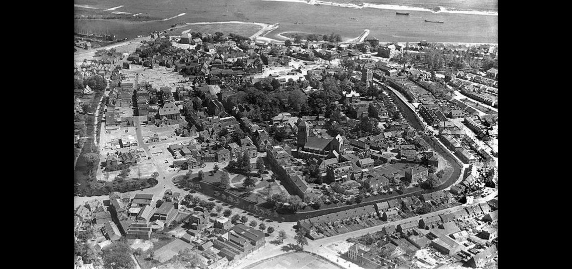 Luchtfoto van Tiel in 1946 (Bron: Tiel 1945, http://udowa.home.xs4all.nl/Tiel/Tiel%20Oorlog.htm)