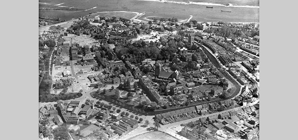 Luchtfoto van Tiel in 1946 (Bron: Tiel 1945, http://udowa.home.xs4all.nl/Tiel/Tiel%20Oorlog.htm)