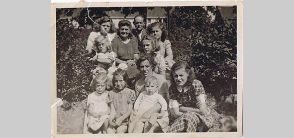 1946 Familie Thieleman op het trapje