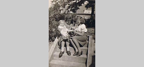1946 Rieka en Annie met neefje op het trapje, op de achtergrond de appelboom