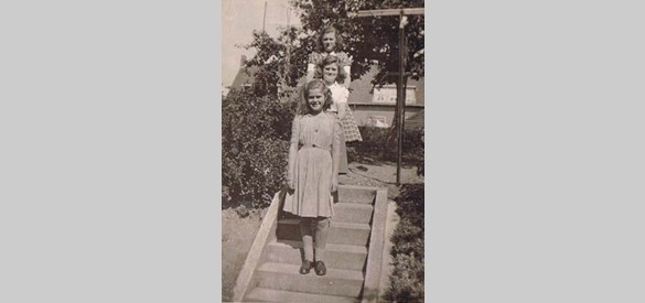 1946 Rika Annie en Paula op het trapje
