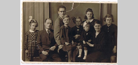 Fam G .Thieleman omstreeks 1943. Gerard, de enige zoon werd door de Duitsers te werk gesteld in Duitsland. Voor Gerard naar Duitsland vertrok wilde moeder nog graag een familiefoto. We liepen vanaf de Geitenkamp naar fotograaf Burgers op de Steenstraat.