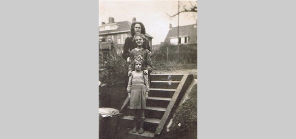 1948 Martha Stientje en Ria op het trapje