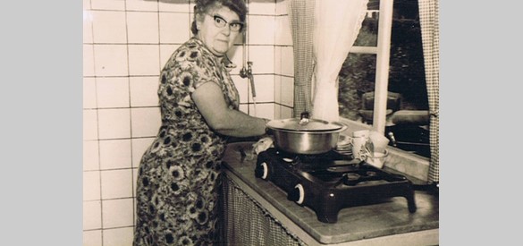 Na de oorlog, moeder Anna vol trots in haar pas betegelde keuken