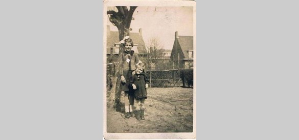 1944 Paula met zusje Ria bij de stam van de Appelboom