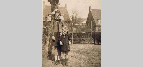 Paula met haar zusje Ria 1944