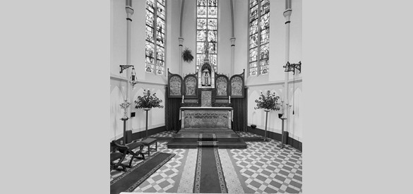 Bij overlijden werd het altaar bekleed met zwarte gordijnen. (Foto: RCE)