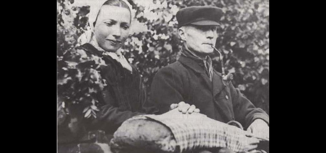 Boer en boerin brengen krentenbrood mee op kraamvisite in de Achterhoek (Bron: NederlandsBakkerijmuseum)