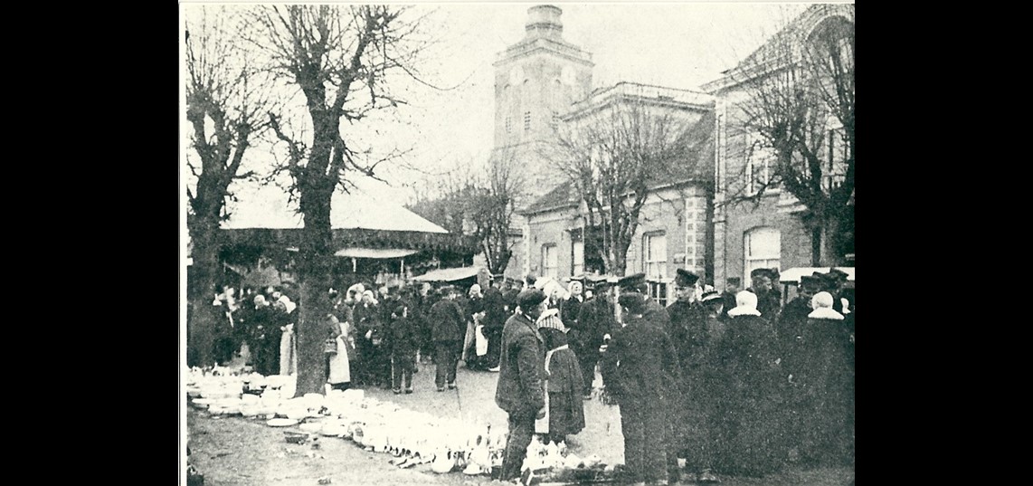 Kermis op het marktplein in Heerde rond 1900 (Bron: Archieven van de Heerder Historische Vereniging)