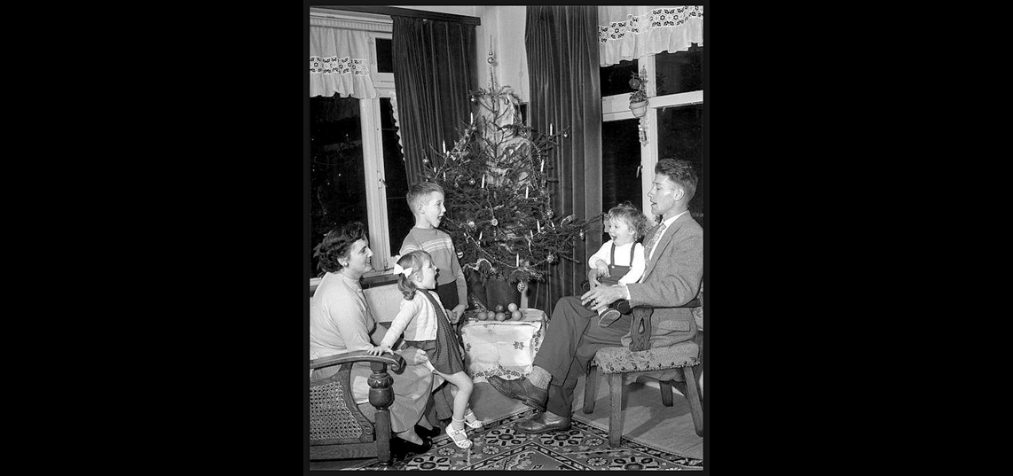 Kerst zingen bij de kerstboom ca 1970