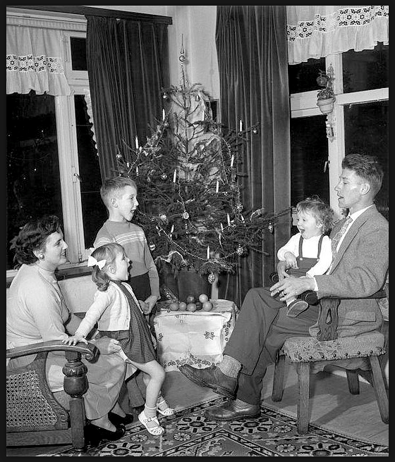 Kerst zingen bij de kerstboom ca 1970