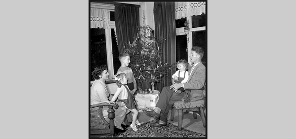 Zingen bij de kerstboom, ca. 1970