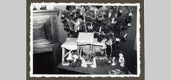 Kerststal in 1954 (Bron: wikimedia)