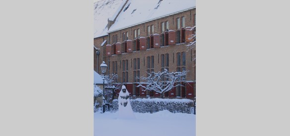 Het Agnietenhof in de sneeuw