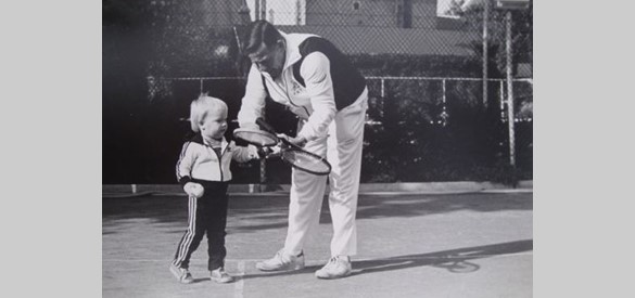 Tennisleraar Bunt met kind van een bevriende tennisleraar