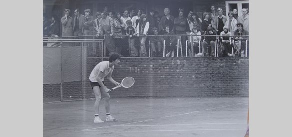 Toeschouwers kijken toe bij competitiewestrijd Tennisclub De Hoogkamp 1955 1965