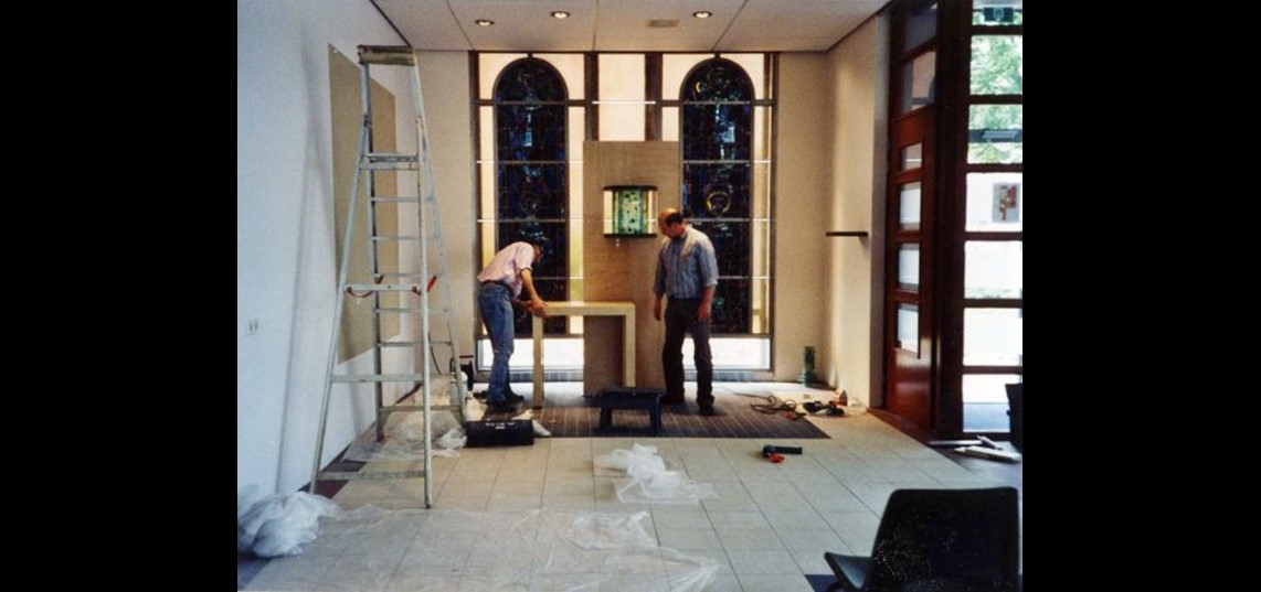 Opbouw van het tabernakel in de Emmauskapel