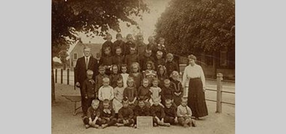 Een schoolfoto van een klas in Well