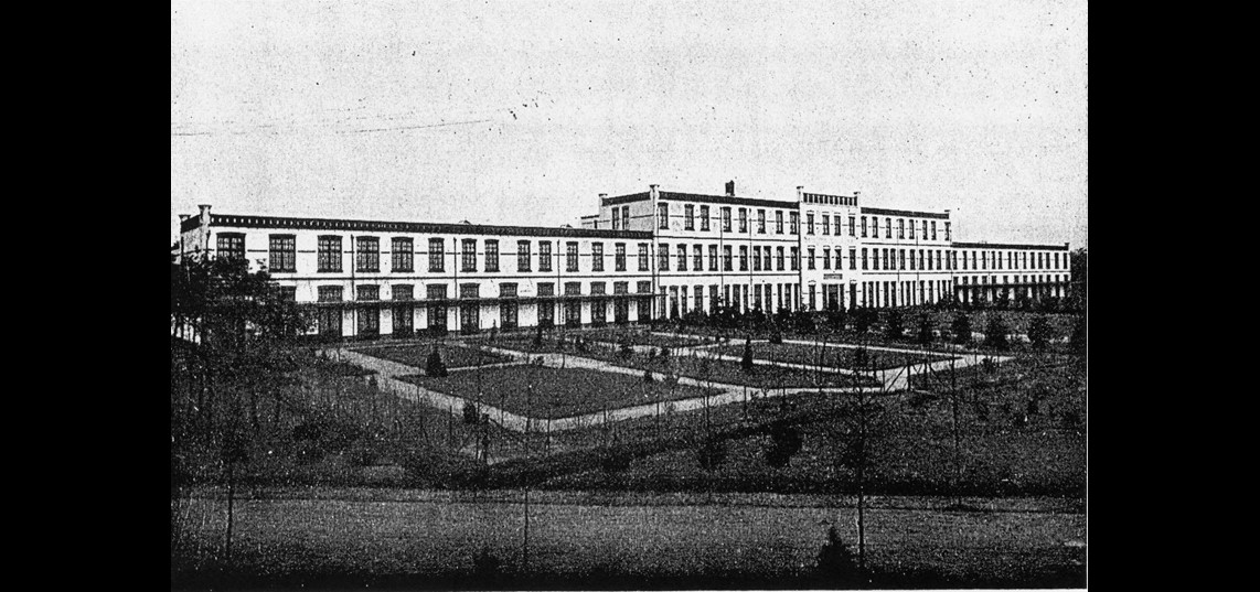 Het hoofdgebouw van het Apeldoornsche Bosch rond 1930