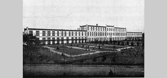 Het hoofdgebouw van het Apeldoornsche Bosch rond 1930