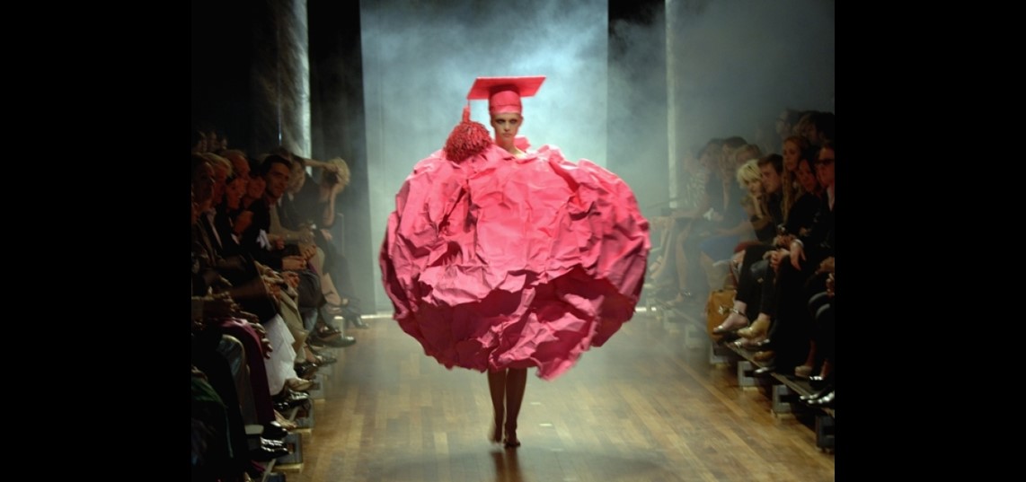 Een modeshow tijdens de Arnhem Modebiënnale (Bron: Hans Broekhuizen / De Gelderlander)