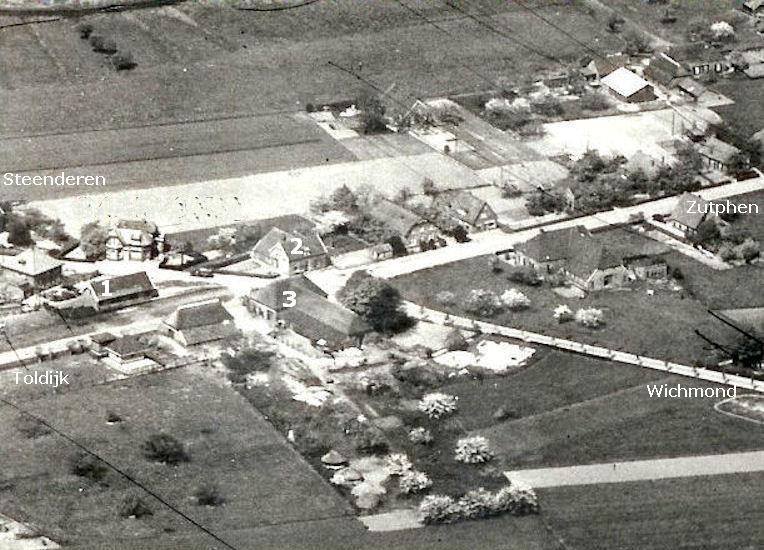 Luchtfoto van Baak uit 1952, met daarop de belangrijke gebouwen in Baak. Nummer 1 is de Waag, 2 de winkel van Schooltink en 3 HCR Herfkens.