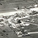 Luchtfoto van Baak uit 1952, met daarop de belangrijke gebouwen in Baak. Nummer 1 is de Waag, 2 de winkel van Schooltink en 3 HCR Herfkens.