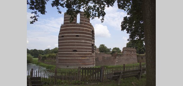 De toren van Batenburg met 'speklagen'