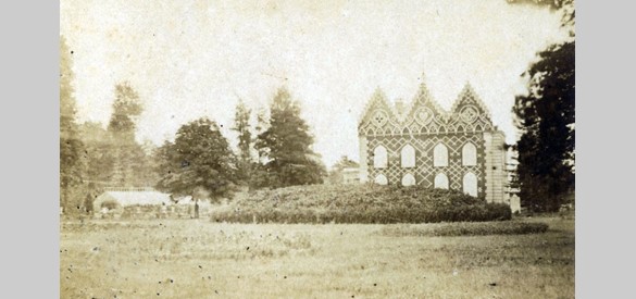 Het huis op Hof te Dieren in 1850, gemaakt tijdens de verbouwing van het huis. Op de voorgrond is een gedeelte van de parkaanleg van J.D. Zocher jr. te zien (Bron: Twickel archief, Delden)