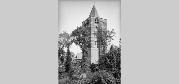 De kerktoren gezien vanuit het zuidwesten in 1911 (Bron: RCE)