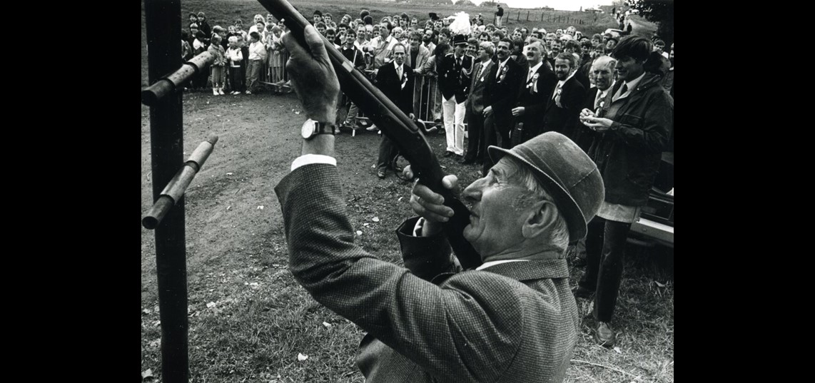 Concentratie bij het schieten (Foto: collectie Liemers Museum - Gelders Schuttersmuseum)