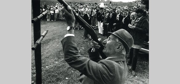 Concentratie bij het schieten (Foto: collectie Liemers Museum - Gelders Schuttersmuseum)