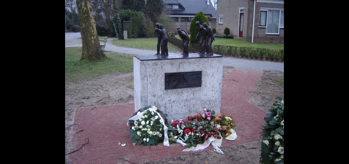 Uitgeputte mannen ondersteunen elkaar op het monument dat in 2010 in Megchelen werd onthuld om de hulp van de bevolking aan de dwangarbeiders te illustreren.