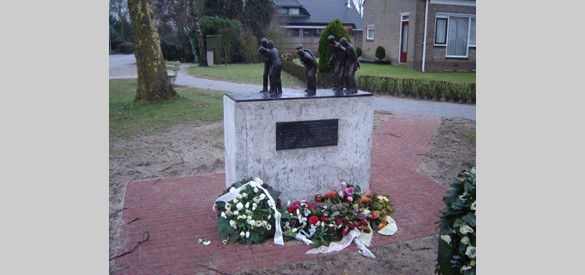 Uitgeputte mannen ondersteunen elkaar op het monument dat in 2010 in Megchelen werd onthuld om de hulp van de bevolking aan de dwangarbeiders te illustreren.