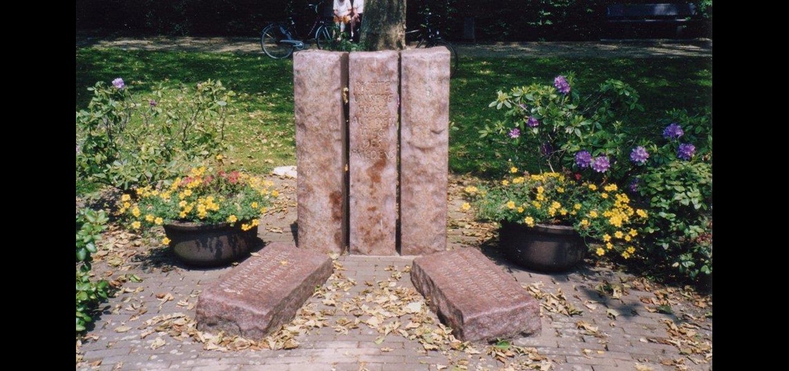 Al in 1984 werd in Rees een monument opgericht ter herdenking van zowel de weggevoerde Joden als de dwangarbeiders in het kamp. 