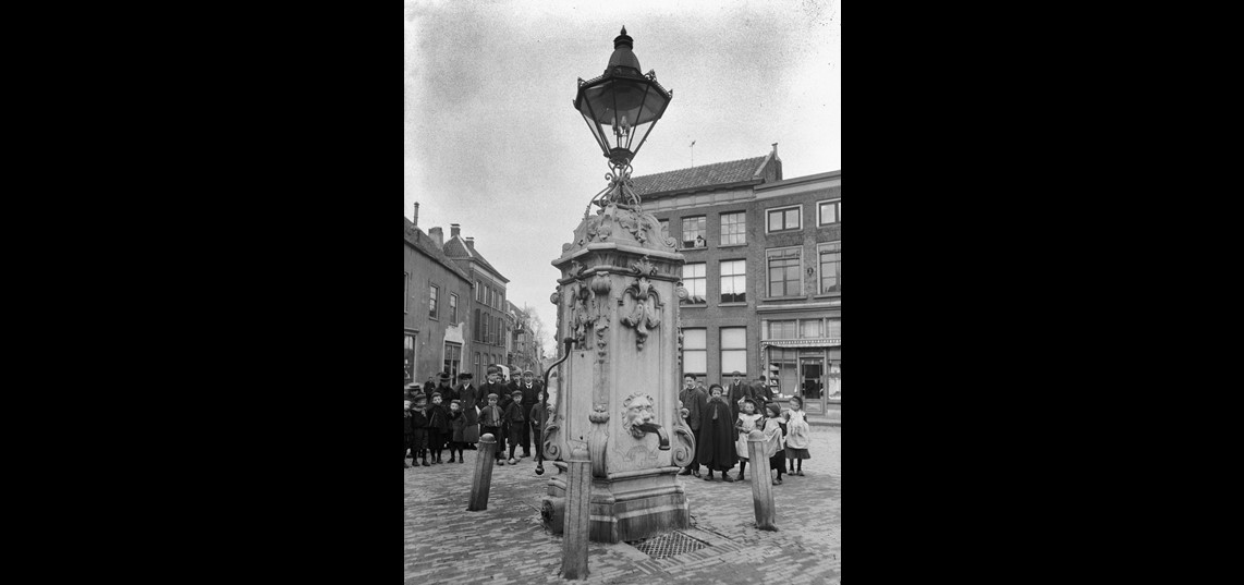 De pomp met lantaarn op de Markt in 1907