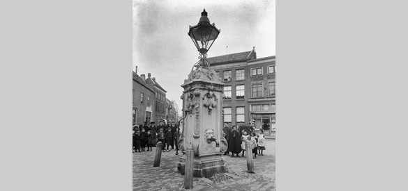 De pomp met lantaarn op de Markt in 1907