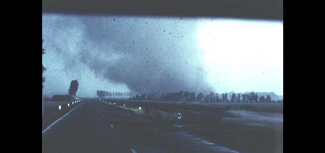 De windhoos enkele seconden voordat het bij het verkeersplein een loods verwoest (Foto: KNMI/A.C. Frenks, R.M. Blewanus, H.L. v.d. Merwe, J.L. v. Eisden)