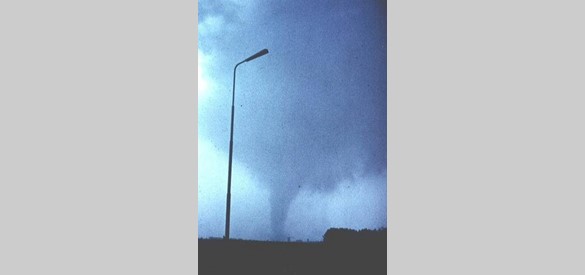 De windhoos bij het naderen van de rotonde van Deil (Foto: KNMI/A.C. Frenks, R.M. Blewanus, H.L. v.d. Merwe, J.L. v. Eisden)