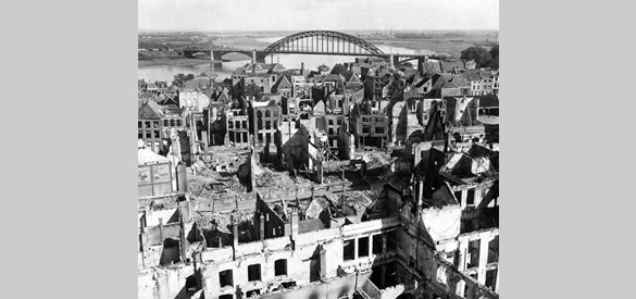 Overzicht van Nijmegen met de Waalbrug op 28 september 1944 na Duitse en geallieerde bombardementen en beschietingen (Bron: Wikimedia)