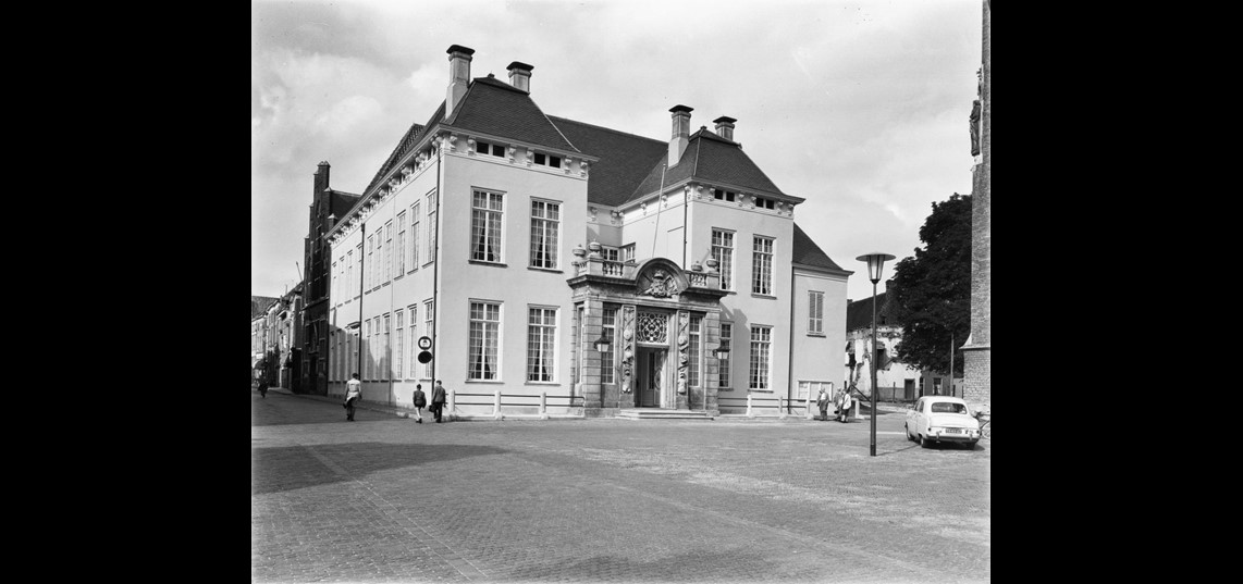 De voorgevel van het stadhuis aan het 's-Gravenhof te Zutphen  Zutphen  (Bron: Wikimedia, foto: RCE, 20226464)