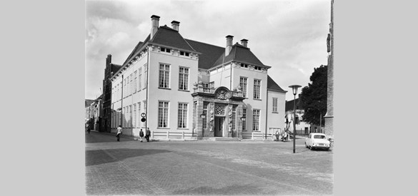 De voorgevel van het stadhuis aan het 's-Gravenhof te Zutphen  Zutphen  (Bron: Wikimedia, foto: RCE, 20226464)