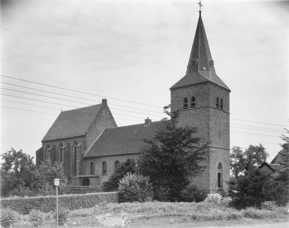 Exterieur uit het Noord-westen van de Hervormde dorpskerk in Andelst in 1952 (Bron: Wikimedia, foto: RCE, 20022177)