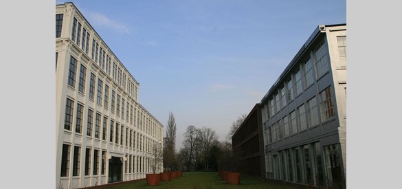 Tricotfabriek Winterswijk: Doorkijk tussen de spoelerij en de Wilhelmina (Bron: Wikimedia)