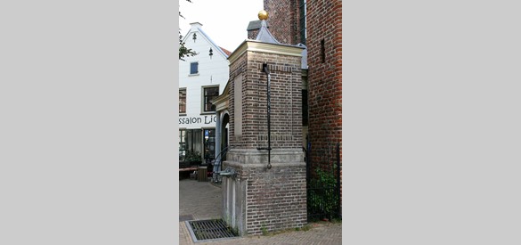 Bij de toren van de Hervormde Kerk staat de bakstenen pomp (Foto: John Scholte)